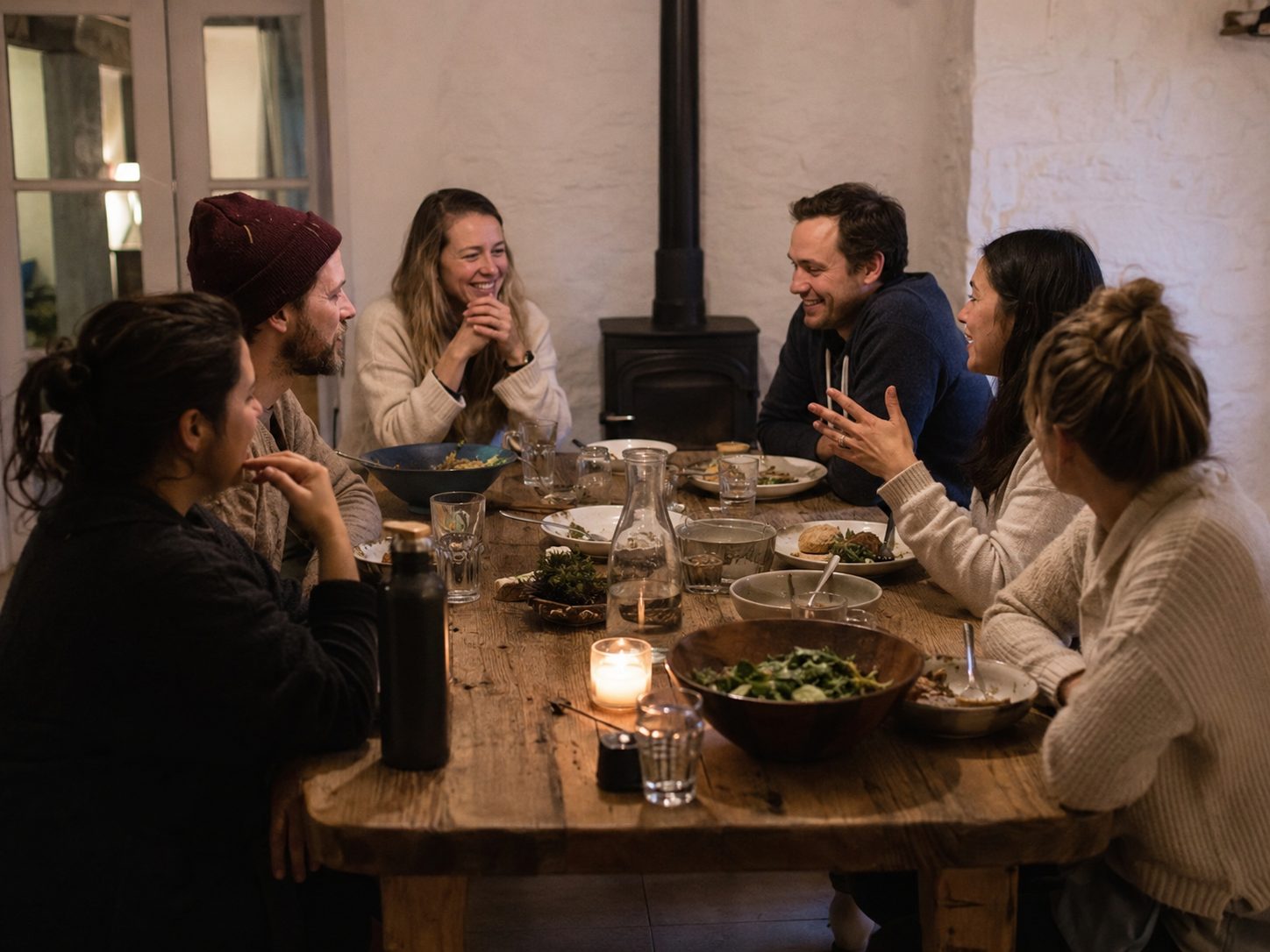 Warmer Abendessen-Tisch bei Kerzenlicht im Retreat