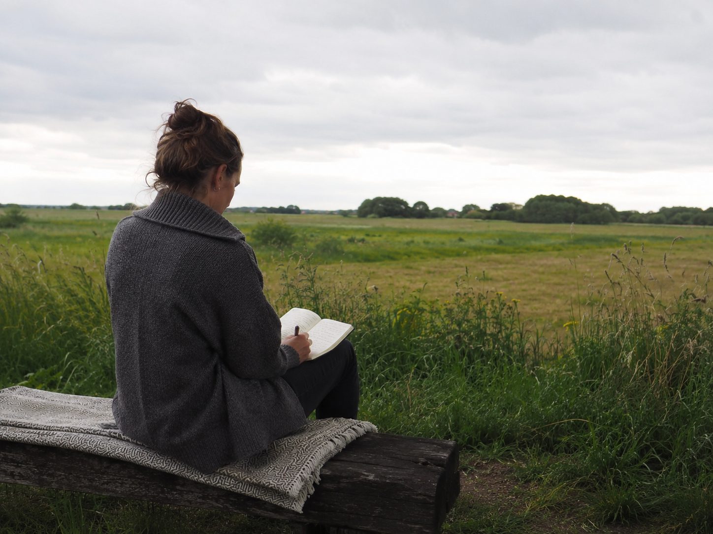 Person allein am Feld in stiller Reflexion